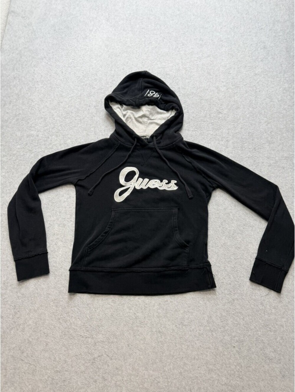 Guess Womens Hoodie Medium Black Pullover Embroidered Logo 1981 Raglan Fleece‎
